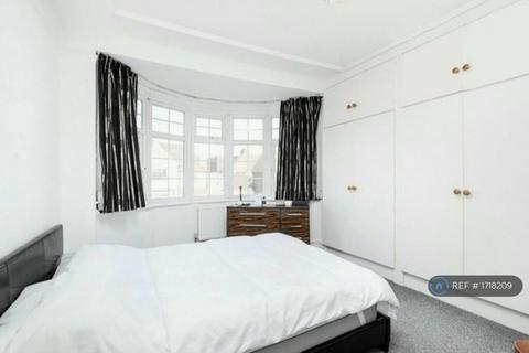 2 bedroom flat to rent, Millway, London NW7