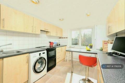 2 bedroom flat to rent, Millway, London NW7