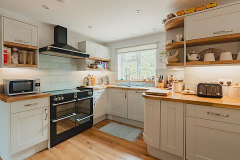 6 Gregory Close, Bow, Crediton, EX17 6LR
