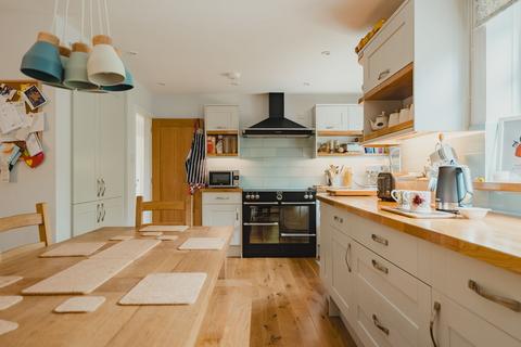6 Gregory Close, Bow, Crediton, EX17 6LR