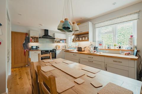 6 Gregory Close, Bow, Crediton, EX17 6LR