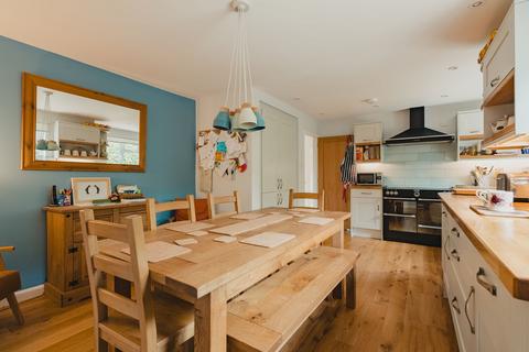 6 Gregory Close, Bow, Crediton, EX17 6LR