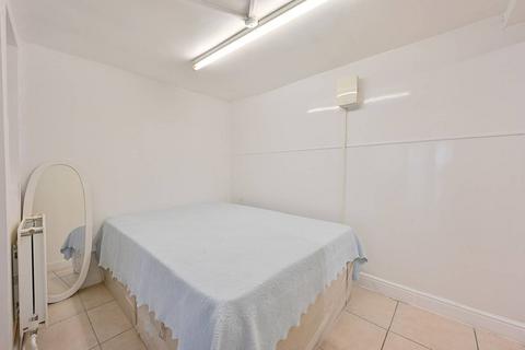 Studio to rent, Sycamore Avenue, Ealing, London, W5
