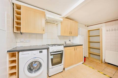Studio to rent, Sycamore Avenue, Ealing, London, W5