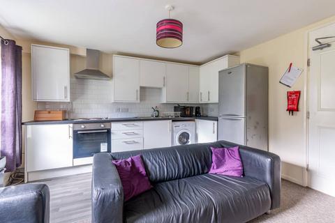 3 bedroom flat to rent, 1674L – Dumbiedykes Road, Edinburgh, EH8 9UU
