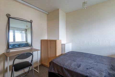 3 bedroom flat to rent, 1674L – Dumbiedykes Road, Edinburgh, EH8 9UU