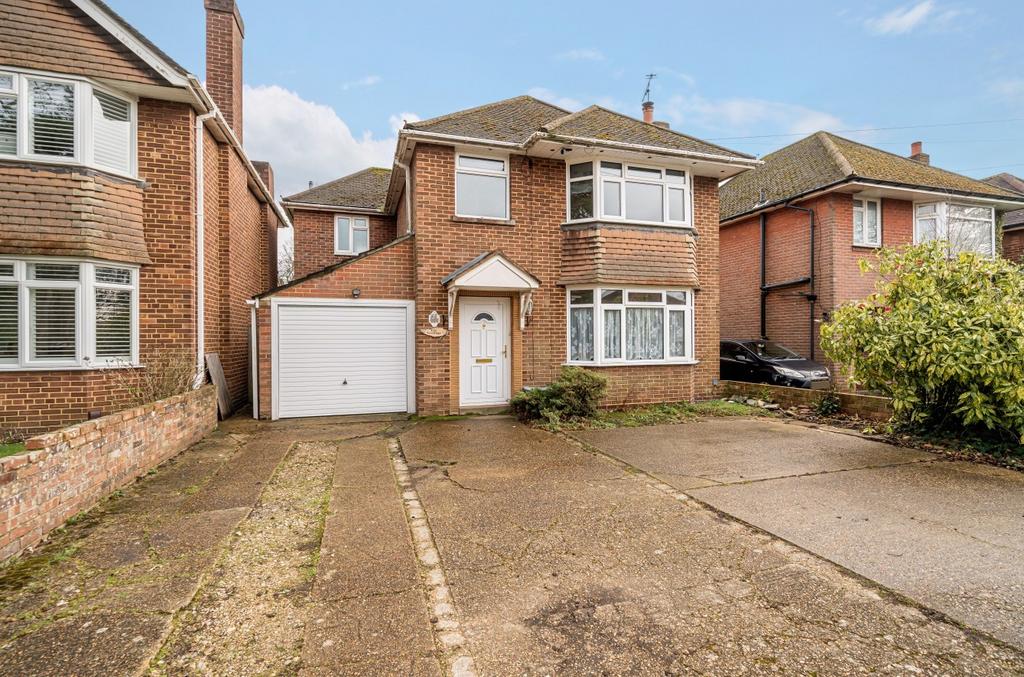 Upper Deacon Road, Southampton SO19 3 bed detached house £1,750 pcm
