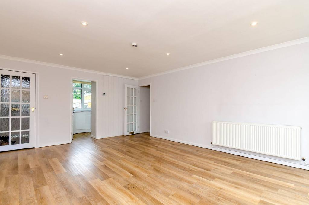 Chobham Road, Horsell, Woking, GU21 2 bed flat to rent £1,700 pcm (£