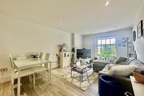 2 bedroom flat to rent, Royal Drive, London N11