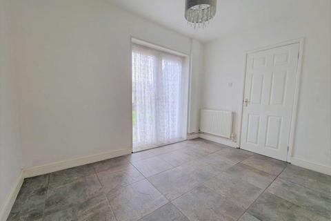 3 bedroom semi-detached house to rent, Tythe Road, Luton LU4