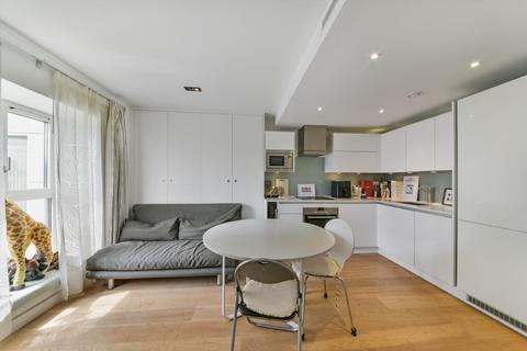 Studio to rent, Courtyard Apartments, Avantgarde Place, London, E1