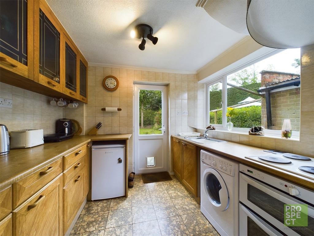 Hatch Ride, Crowthorne, Berkshire, RG45 3 bed semidetached house for