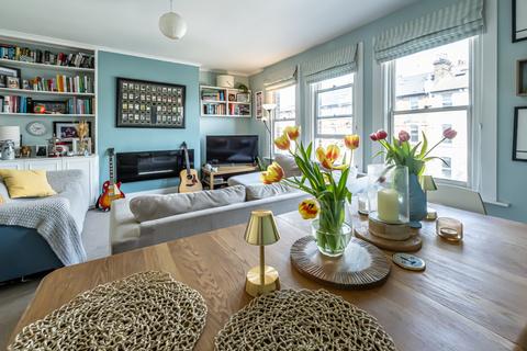 2 bedroom flat for sale, Lavender Hill, Battersea, London SW11