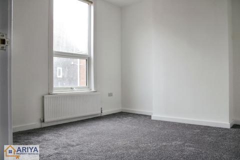 3 bedroom flat to rent, Glenfield Road East, Newfoundpool, Leicester LE3