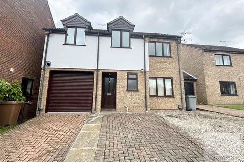 4 bedroom detached house to rent, Highview Close, Norwich NR13