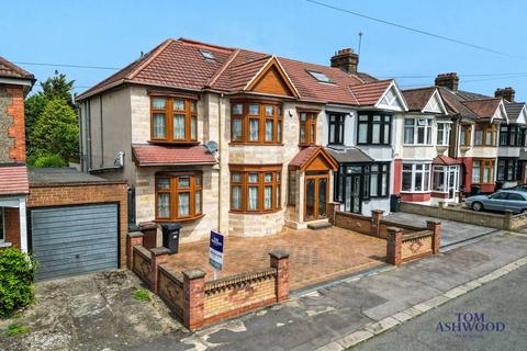 4 bedroom end of terrace house for sale, Dawlish Drive, Ilford, IG3