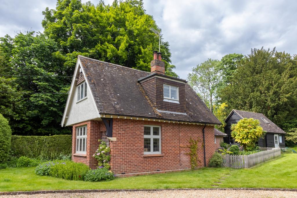 Colden Lane, Old Alresford... 2 bed cottage to rent £1,400 pcm (£323 pw)
