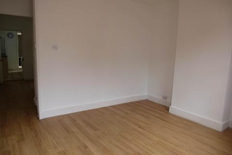 3 bedroom end of terrace house to rent, Elgar Road, Reading