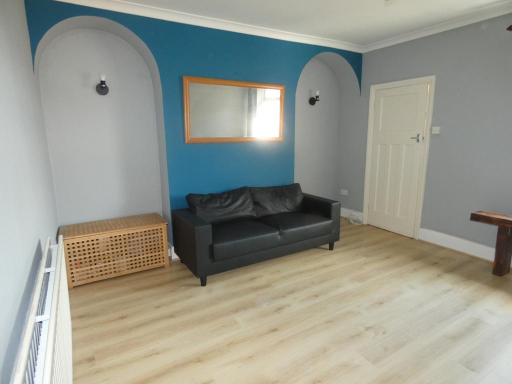 Sackville Road, Heaton 3 bed flat to rent £1,100 pcm (£254 pw)