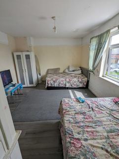 3 bedroom terraced house to rent, Fernhurst Road, Birmingham B8