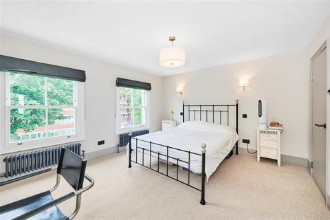 3 bedroom terraced house to rent, Bullen Street, SW11