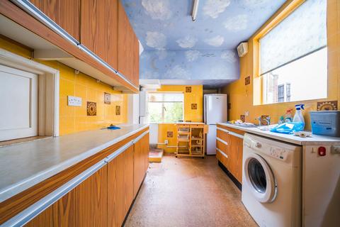 8 Lakeside Drive, Bromley, BR2 8QG