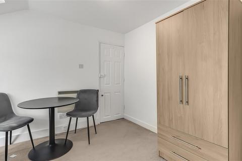 Studio to rent, Russell Road, W14