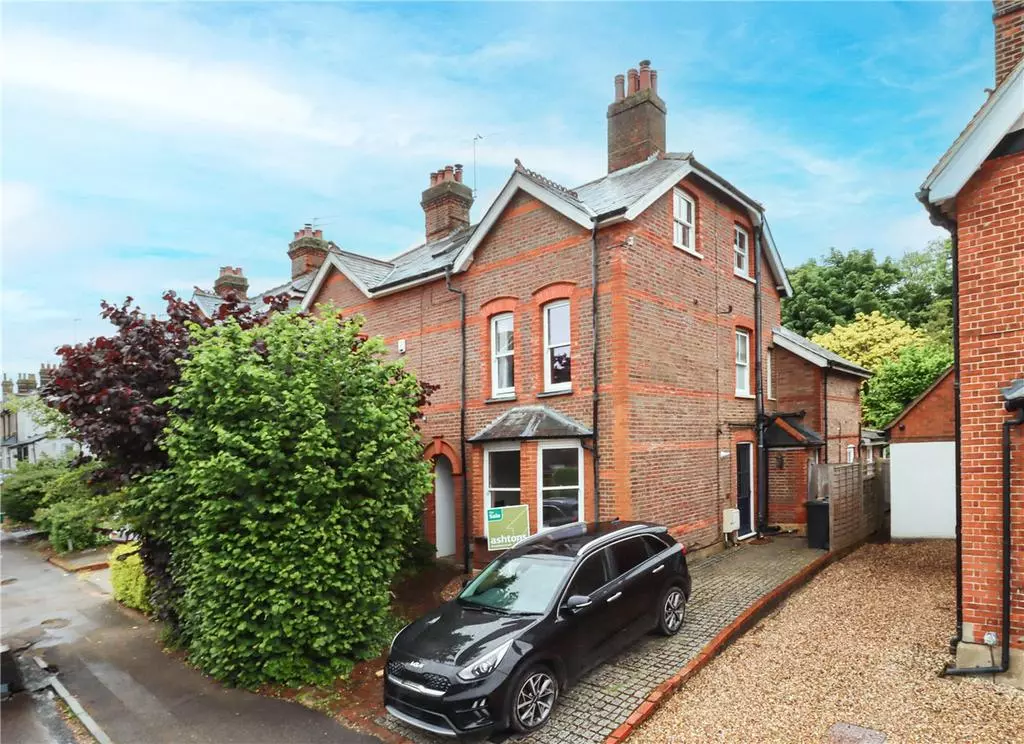 5 bedroom semi-detached house for sale