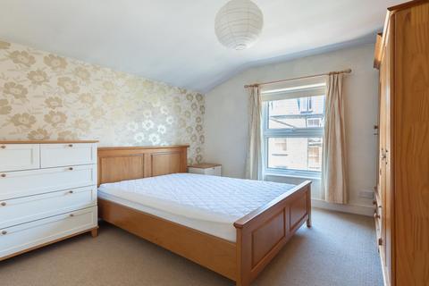 2 bedroom flat to rent, Vardens Road, London SW11