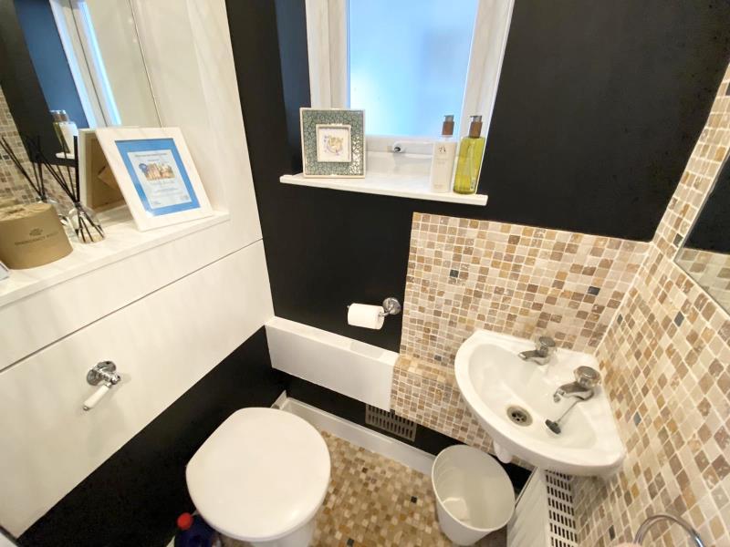 Birchwood Road, West Byfleet KT14 2 bed terraced house £1,550 pcm (£