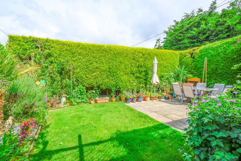 Spicer Close, WaltononThames, KT12 4 bed detached house for sale £