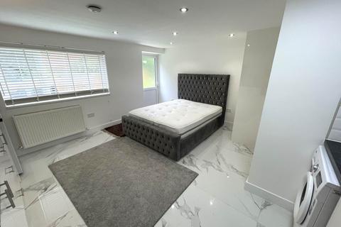 Studio to rent, Kentwood Close, Reading