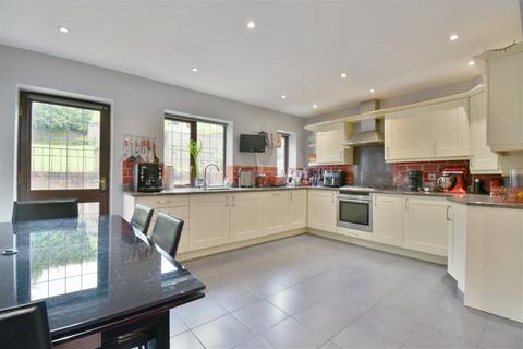 4 bedroom detached house for sale, Collaroy Road, Thatcham RG18