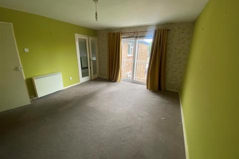 2 bedroom flat for sale, Newlands Crescent, East Grinstead, West Sussex