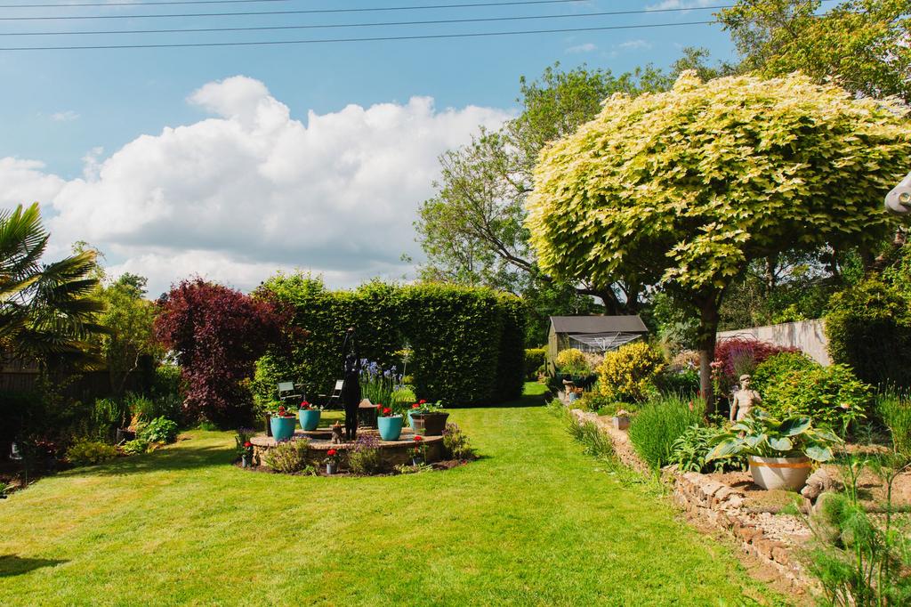 Courtington Lane, Bloxham, OX15 5 bed detached house for sale £780,000