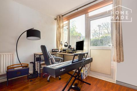 2 bedroom flat to rent, Solander Gardens London E1