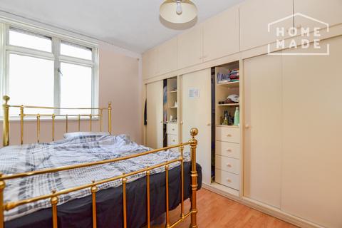 2 bedroom flat to rent, Solander Gardens London E1