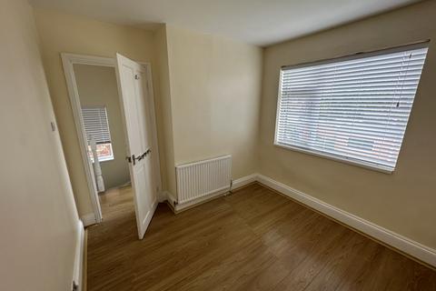 3 bedroom semi-detached house to rent, Hull HU6
