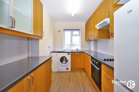 2 bedroom flat to rent, Avenue Road, Chase Court Avenue Road, N14