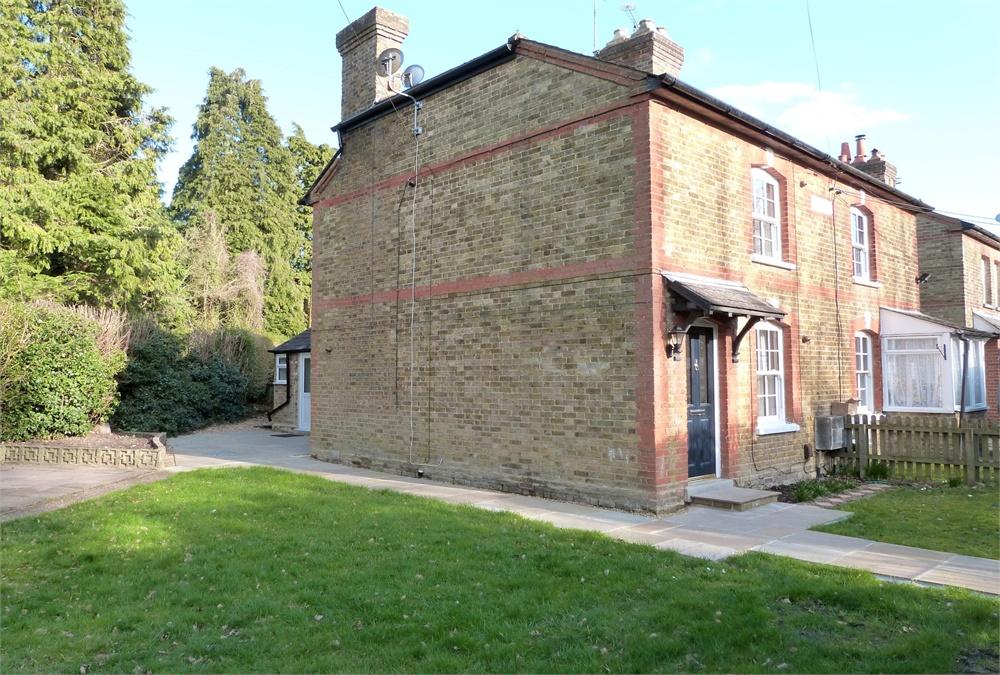 Hill End Road, Harefield UB9 2 bed cottage to rent £1,500 pcm (£346 pw)