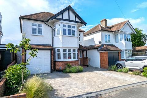 4 bedroom detached house to rent, Hollies Avenue, West Byfleet KT14