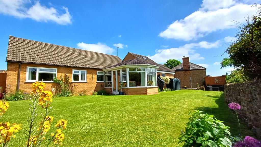 Rectory Road, Hook Norton OX15 3 bed detached bungalow for sale £495,000