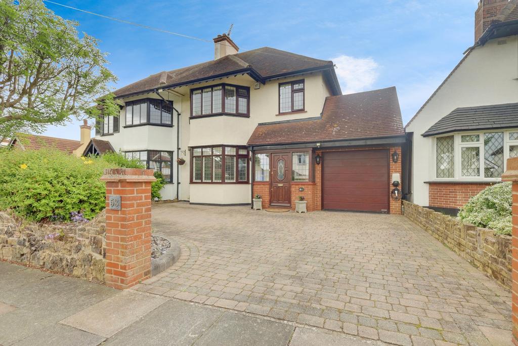 Winsford Gardens, WestcliffonSea, SS0 3 bed semidetached house for sale £550,000