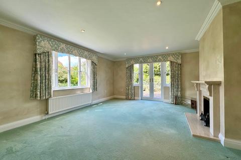 4 bedroom detached house to rent, Witney Road, Burnham-on-Crouch