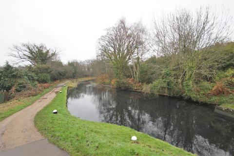 2 bedroom terraced house to rent, Capstans Wharf, Woking GU21