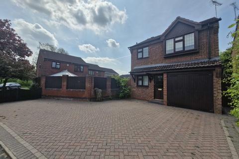 3 bedroom detached house to rent, Lancing Avenue, Stafford