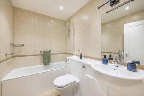 4 bedroom flat to rent, Iverna Court, London