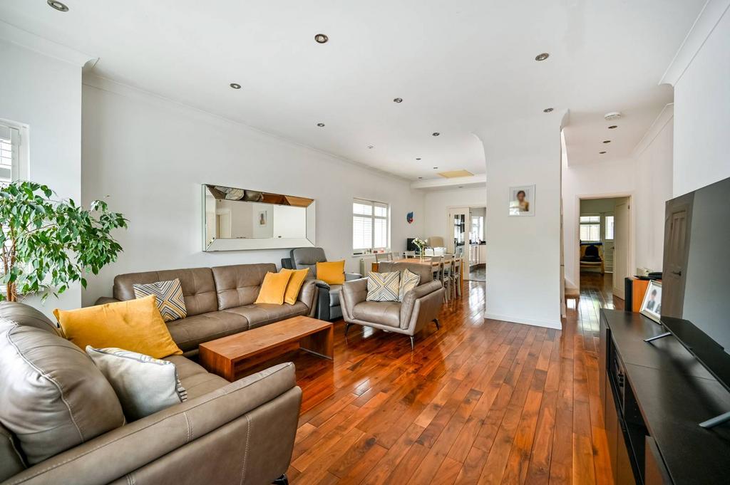 Gladstone Avenue, Twickenham, TW2 3 bed semidetached house £1,000,000