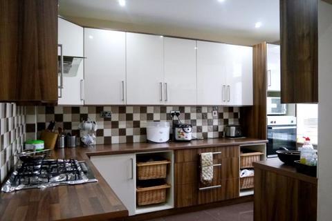 5 bedroom semi-detached house to rent, Hillside Gardens, Barnet EN5