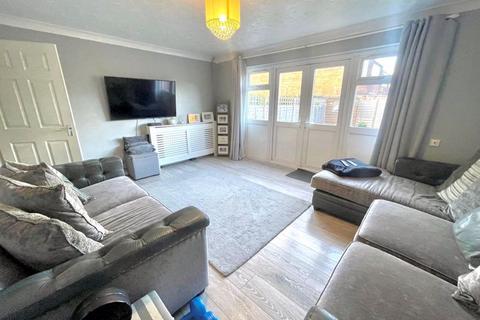 3 bedroom end of terrace house for sale, Bromley Gardens, Dunstable